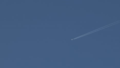 Avión-Cielo-Azul-Claro-Estelas-De-Vapor-Senderos-Australia,-Victoria,-Gippsland,-Maffra-Toma-Amplia-Durante-El-Día
