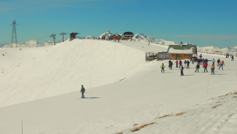 The-snow-covered-slope-at-the-start-of-a-ski-resort-in-the-French-Alps
