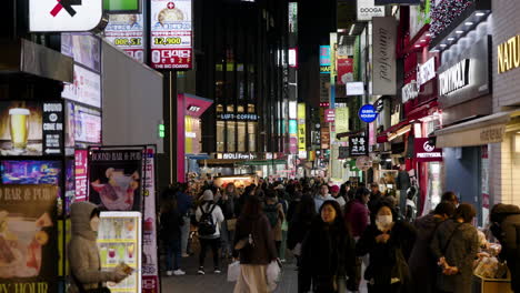 Shoppers-At-Night-On-The-Famous-Myeongdong-Street-In-Seoul,-South-Korea