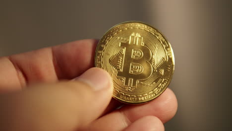 Detail-Einer-Hand,-Die-Eine-Goldene-Bitcoin-Münze-Hält