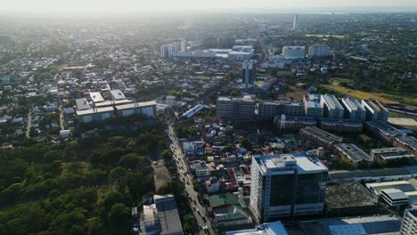 Vista-Panorámica-Del-Tráfico-Por-Carretera-Del-Paisaje-Urbano-En-Alabang,-Las-Piñas,-Metro-Manila,-Filipinas---Drone-Shot