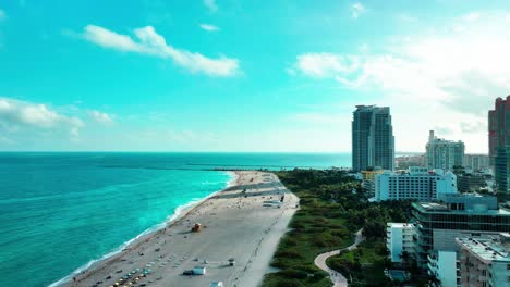 Vista-Aérea-De-Miami-South-Beach-Del-Océano-Pacífico-Y-Hermosa-Arena-Blanca