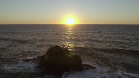 Grandes-Olas-Del-Océano-Chocan-Y-Salpican-Agua-En-El-Aire-Mientras-El-Sol-Se-Esconde-Bajo-El-Horizonte.