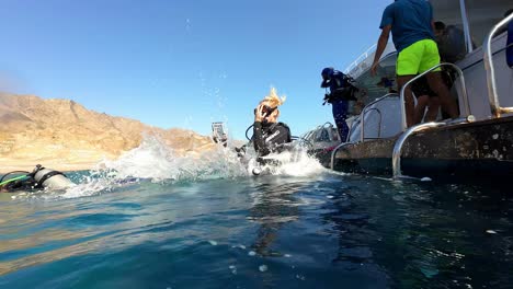 Un-Buzo-Saltando-Al-Agua-Desde-El-Barco-En-Dahab,-Península-Del-Sinaí,-Egipto---Cámara-Lenta