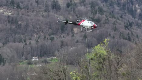 El-Airbus-H125-Suizo,-Un-ágil-Helicóptero-Utilitario-Monomotor,-Realiza-De-Forma-Experta-Maniobras-Precisas-De-Manejo-De-Cuerdas.