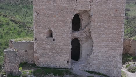 Rückflug-Mit-Einer-Nahaufnahme-Einer-Lücke-Im-Turm,-Wo-Wir-Ein-Fenster-Und-Treppen-Sehen-Und-Den-Herrlichen-Ort-Und-Seine-Wilde-Umgebung-Entdecken,-Oreja-Burg-Aus-Dem-9.-Jahrhundert,-Ontigola,-Spanien