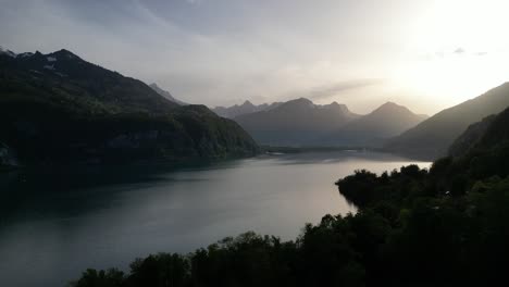 Lago-Walensee-En-Los-Alpes-Suizos-Vistas-Aéreas-En-Suiza-Cinematográfica