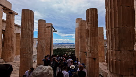 Majestuosa-Vista-De-La-Ciudad-De-Atenas-Desde-La-Puerta-De-Entrada-De-La-Acrópolis,-Con-Multitud-De-Turistas