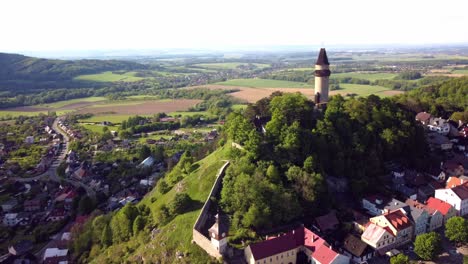 Burg-Und-Stadt-Stramberk-Im-Bezirk-Nový-Jičín,-Region-Mähren-Schlesien,-Tschechische-Republik---Luftaufnahme