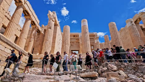 Touristen-Online-Besuchen-Das-Denkmal-Des-Agrippa-Sockels-In-Athen,-Griechenland