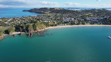 Panoramic-Aerial-View-Of-Oneroa-Beachfront-Village-On-Waiheke-Island-Near-Auckland,-North-Island,-New-Zealand