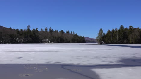 Die-Oberfläche-Des-Zugefrorenen-Sees-Beginnt-Im-Frühjahr-Aufzutauen