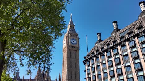 Big-Ben-Und-Fallgatter-In-Westminster,-Victoria-Embankment-An-Einem-Sonnigen-Morgen-Mit-Klarem-Blauen-Himmel