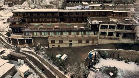 Rückwärts-Luftaufnahme-Der-Gebäude-Der-Stadt-Karimabad-In-Pakistan-Während-Der-Wintersaison