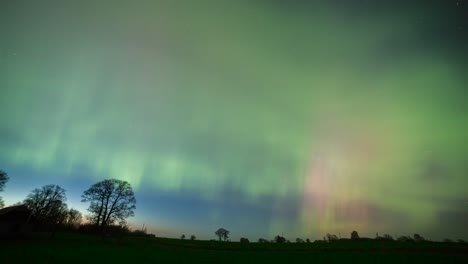 Aurora-Boreal-Durante-La-Fuerte-Tormenta-Solar-Sobre-El-Norte-De-Europa