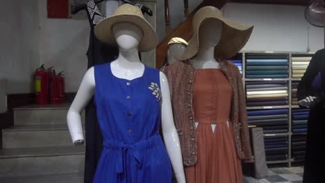 Azul-Y-Otros-Vestidos-De-Muñecas-En-Una-Gran-Tienda.