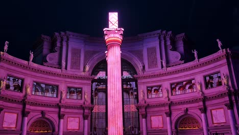 Las-Vegas,-EE.UU.,-Las-Tiendas-Del-Foro-En-Caesars,-El-Exterior-Del-Centro-Comercial-Por-La-Noche,-Columnas-Y-Luces-LED