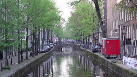 Vista-Del-Canal-De-Amsterdam-En-Un-Día-Soleado