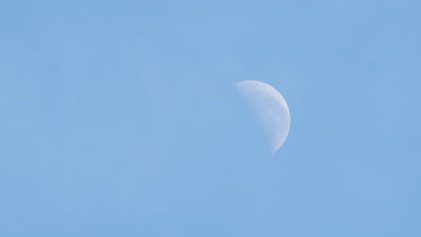 Half-Moon-Daytime-Blue-Sky-With-Slight-Clouds-Australia,-Victoria,-Gippsland,-Maffra-Medium-Shot