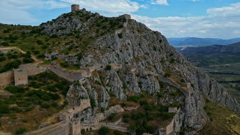 Vista-Aérea-De-La-Fortaleza-De-Acrocorinto,-Grecia,-Restos-De-Antiguas-Murallas-En-La-Cima-De-Una-Colina,-Disparo-De-Drone