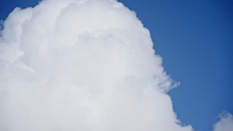 Flauschige-Weiße-Wolken-Ziehen-In-Einem-Dynamischen-Zeitraffer-Schnell-über-Einen-Strahlend-Blauen-Himmel