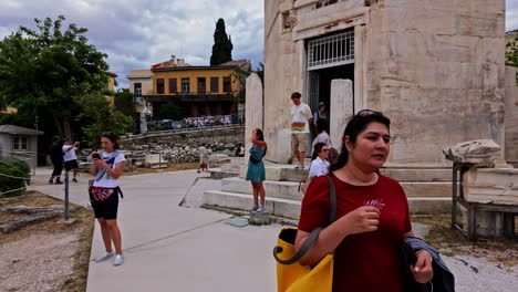 Turistas-Caminando-En-El-Reloj-De-Andronikos-Cyrrhestes,-Atenas,-Grecia