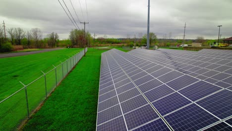 Solarpanel-Anlage-Durch-Zaun-Gesichert,-Ländliche-Stadt-Rittman,-Ohio