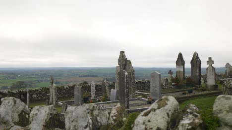Antiguo-Cementerio-Con-Lápidas-Medievales-En-La-Colina-De-Slane,-Con-Vistas-Al-Exuberante-Paisaje-Irlandés