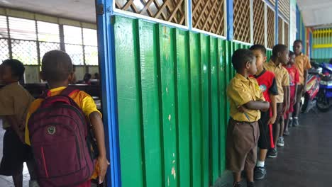 Niños-Indonesios-Asiáticos-Ingresando-Al-Aula-En-La-Escuela-De-Gimnasio-Rural