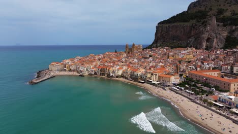 Filmische-Drohnenaufnahme-über-Cefalu,-Küsten--Und-Strandstadt-In-Sizilien,-Italien