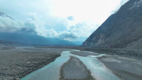 Bewegte-Drohnenaufnahme-Der-Landschaft-Des-Nomal-Valley-In-Gilgit,-Pakistan