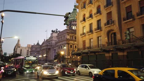 Tráfico-Nocturno-De-La-Ciudad-De-Buenos-Aires-Con-Fondo-Del-Edificio-Del-Congreso-Argentina
