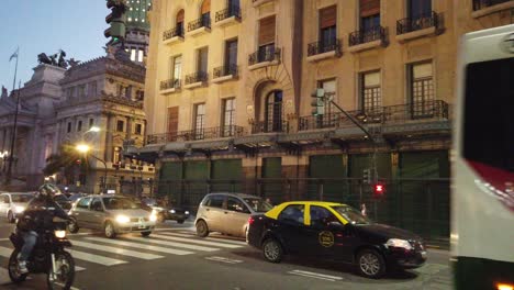 Verkehr-In-Der-Stadt-Buenos-Aires-Bei-Nacht,-Hintergrund-Des-Argentinischen-Kongressgebäudes