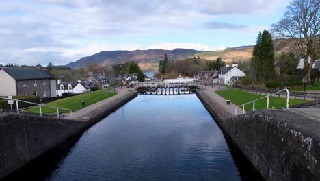 Blick-Auf-Den-Caledonian-Canal,-Schleusen-Und-Drehbrücke-Mit-Blick-Auf-Loch-Ness-Im-Beliebten-Touristenziel-Fort-Augustus-Im-Hochland-Von-Schottland,-Vereinigtes-Königreich