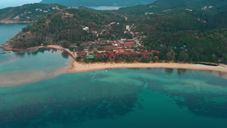 Luftaufnahme-Eines-Tropischen-Strandresorts,-Umgeben-Von-üppigem-Grün-Und-Kristallklarem-Wasser,-Mit-Einer-Drohne,-Die-Eine-Ruhige-Küstenlandschaft-In-Thailand-Zeigt