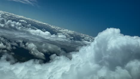 POV-Volando-Sobre-Algunas-Nubes-Tormentosas