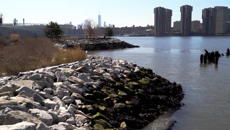 East-River-In-Lic-An-Einem-Klaren-Tag-Mit-Blauem-Himmel