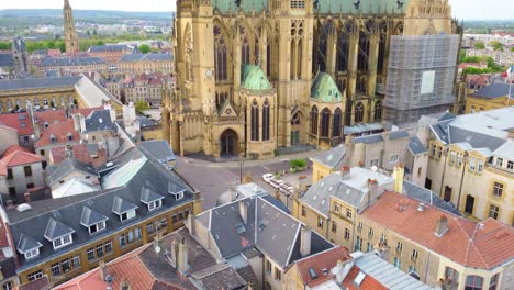 Slow-Reveal-of-Metz-Cathedral-in-France-with-Drone,-Wide-Shot