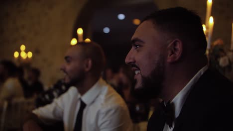 Toma-En-Cámara-Lenta-De-Invitados-Masculinos-Sonriendo-Y-Disfrutando-De-La-Recepción-De-La-Boda