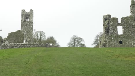 The-Hill-Of-Slane-With-The-Remains-Of-Franciscan-Friary-And-Historical-Landmarks-In-County-Meath,-Ireland