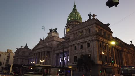 Kongress-Der-Stadt-Buenos-Aires,-Argentinien-In-Der-Abenddämmerung-Mit-Verkehr-Auf-Der-Rivadavia-Avenue
