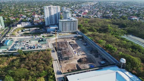 Grúa-Torre-En-El-Sitio-De-Construcción-De-Bienes-Raíces-En-La-Ciudad-De-Las-Piñas,-NCR,-Filipinas