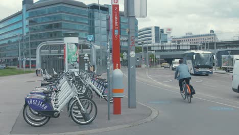 Tráfico-Intenso-Y-Alquiler-De-Bicicletas-En-El-Centro-De-Viena.