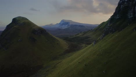 Dolly-Lento-En-Vuelo-A-Través-De-Las-Tierras-Altas-De-Escocia-Revela-Una-Montaña-Nevada-Distante,-La-Isla-De-Skye,-Quirang-Trek