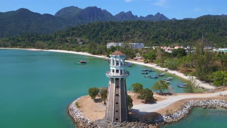 Faro-Solitario-En-El-Promontorio-Con-Pintoresca-Playa-Tropical