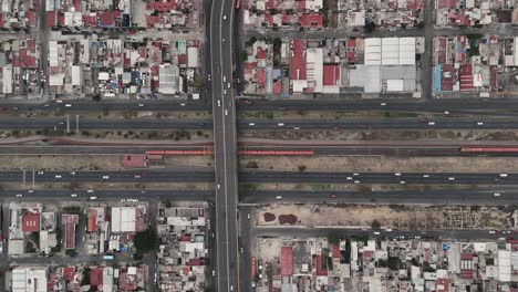 Vogelperspektive-Der-Avenue,-Auf-Der-Die-U-Bahn-Von-Mexiko-Stadt-In-Ecatepec-Verläuft
