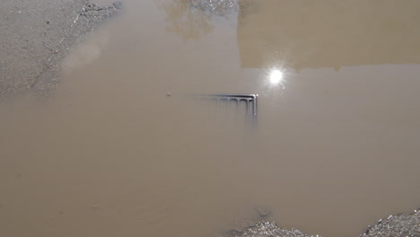 Überflutete-Regenwasserableitung-In-Kaputter-Stadtstraße