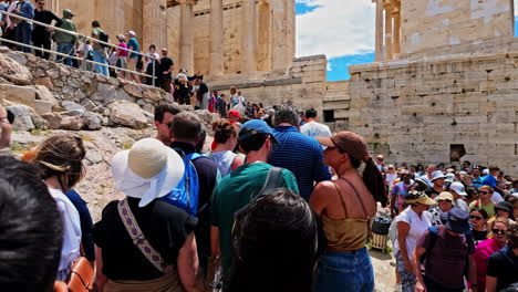 Riesige-Warteschlange-Von-Menschen-Wartet-Auf-Die-Eröffnung-Des-Agrippa-Denkmals-Auf-Der-Akropolis-Von-Athen