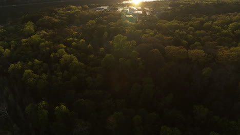 Langsame-Luftaufnahme-über-Bäume,-Die-Den-Blick-Auf-Den-Moccasin-Bend-Und-Den-Tennessee-River-Freigibt,-Der-Vom-Goldenen-Licht-Des-Sonnenuntergangs-Erhellt-Wird