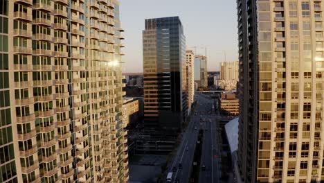 Antena-De-Edificios-De-Oficinas-Corporativas-Del-Centro-De-Atlanta,-Condominios-De-Lujo,-Detalles-Exteriores-De-Apartamentos-De-Gran-Altura-Al-Atardecer,-Georgia,-Estados-Unidos